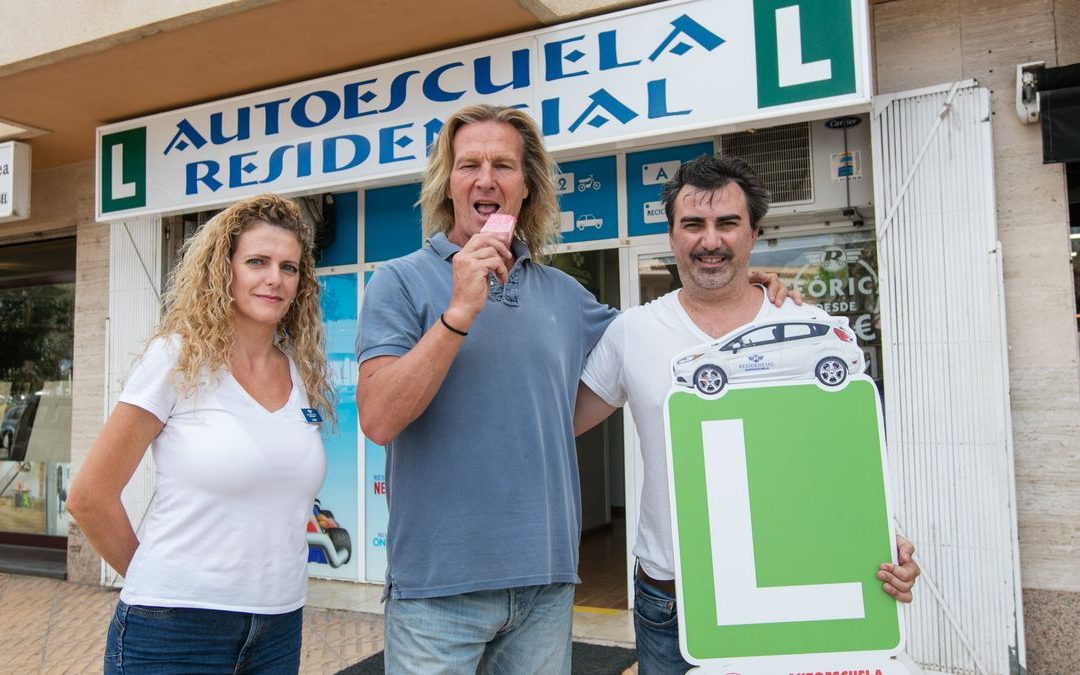 ¿Qué tienen que ver una autoescuela en Ibiza, Pocholo y unos polos de helado?