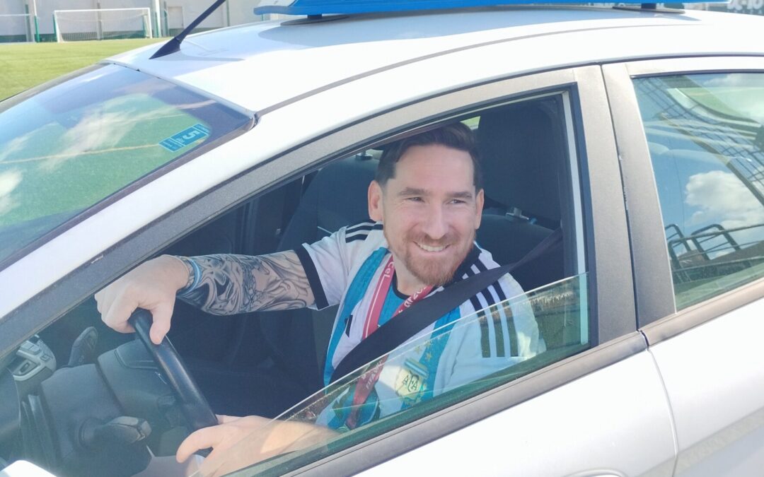 ¿Quién es el famoso que acompaña a Autoescuela Residencial este Black Friday? Pista: es argentino y todos quieren una foto con él